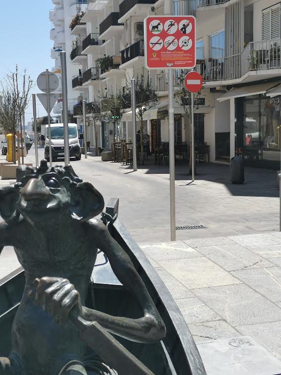 Photo: Estanco Tabac Num 2. Loterías Punto de Venta Mixto (Es Fameliar). Plaza del Cañon, Santa Eulalia. via Google